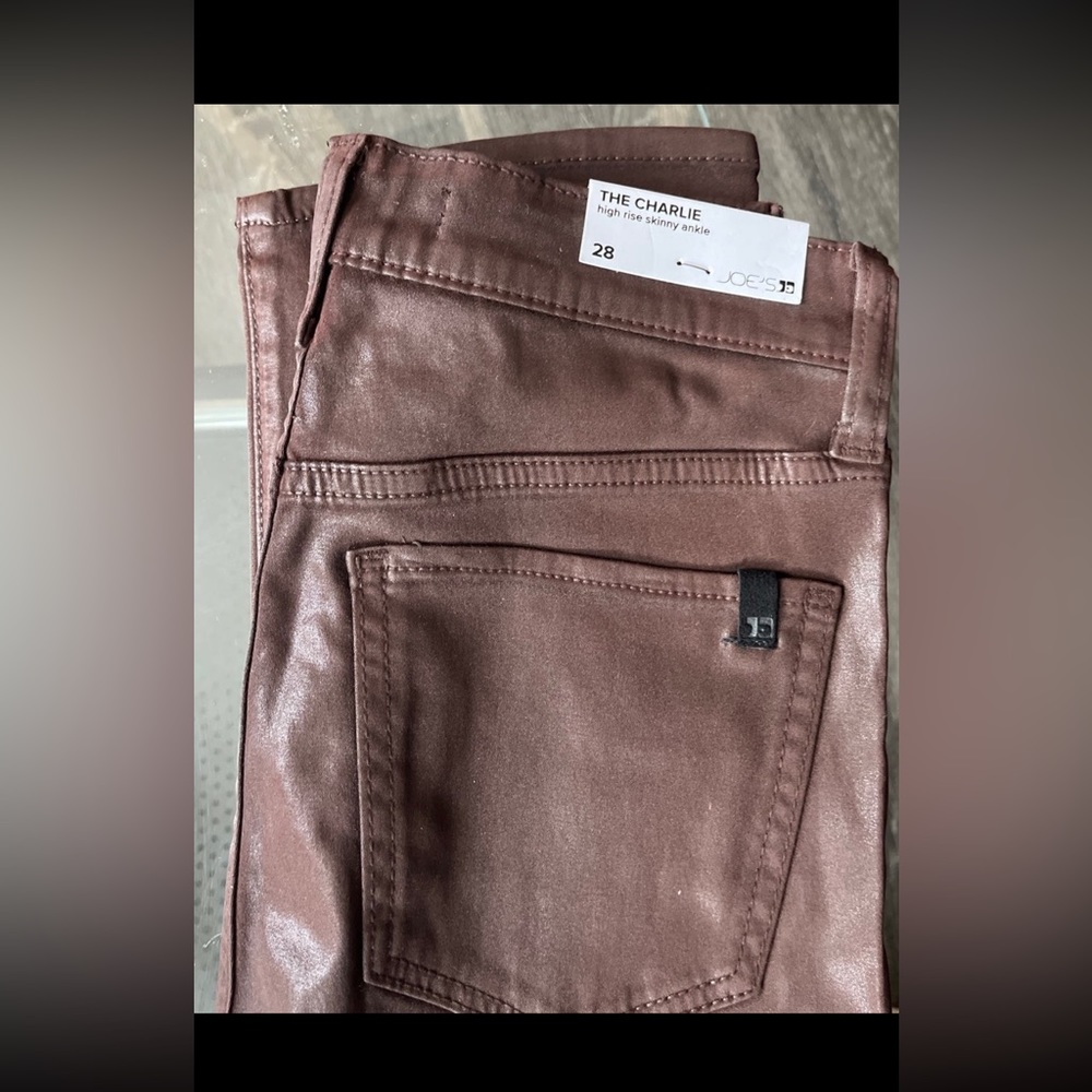 A shiny brown light leather pants
High rise skinny ankle jeans
SIZE 28